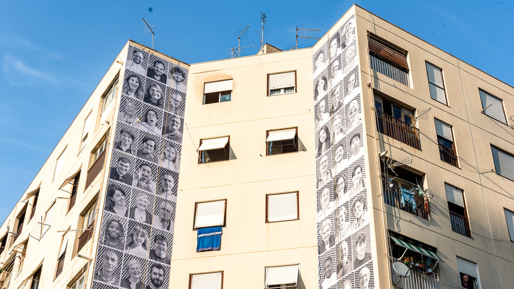 I 150 volti dell'artista JR tappezzano i palazzi di Tor Bella Monaca: "Ecco il vero volto del quartiere"